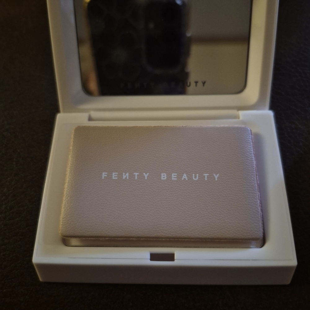 Fenty Beauty Invisimatte Blotting Powder Universal - Picture 4 of 7